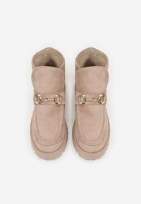 Renee - Ciemnobeżowe Botki w Stylu Loafersów Zdobione Metaliczną Aplikacją Aqianey. Kolor: beżowy. Materiał: jeans. Wzór: aplikacja. Styl: klasyczny #9