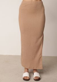 Born2be - Ciemnobeżowa Prosta Spódnica z Rozcięciem z Boku ze Strukturalnej Tkaniny Orinelin. Okazja: do pracy, na co dzień. Kolor: beżowy. Materiał: tkanina. Długość: długie. Styl: elegancki, casual #6