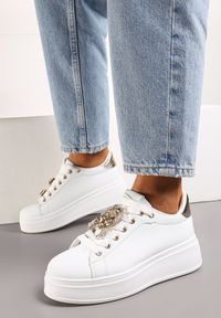 Born2be - Biało-Złote Sneakersy na Platformie z Odpinanymi Zawieszkami Przy Sznurówkach Harhi. Zapięcie: sznurówki. Kolor: biały. Materiał: jeans, bawełna. Obcas: na platformie #4