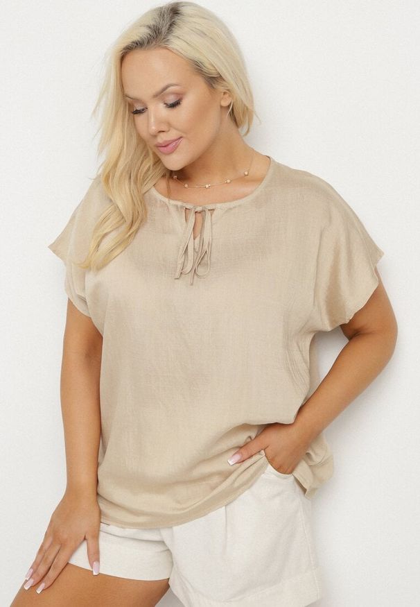 Born2be - Ciemnobeżowa Bluzka z Wiskozą Wiązana przy Dekolcie Dovarelle. Okazja: na co dzień. Kolekcja: plus size. Kolor: beżowy. Materiał: wiskoza. Długość rękawa: krótki rękaw. Długość: krótkie. Styl: casual, elegancki