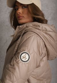 Renee - Brązowa Przejściowa Kurtka z Kapturem Pikowanymi Przeszyciami i Suwakami Kave. Okazja: na spacer. Typ kołnierza: kaptur. Kolor: brązowy. Materiał: poliester, jeans #8