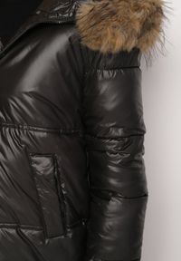 Born2be - Czarna Kurtka Pikowana z Kapturem z Odpinanym Futerkiem i Dłuższym Tyłem Clorina. Okazja: na co dzień. Typ kołnierza: kaptur. Kolor: czarny. Materiał: futro. Długość: długie. Wzór: aplikacja. Styl: klasyczny, casual, elegancki #3