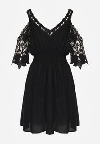 Renee - Czarna Rozkloszowana Sukienka Mini z Gumką w Talii i Hiszpańskimi Rękawami z Koronką Carolta. Kolor: czarny. Materiał: koronka. Wzór: koronka. Sezon: wiosna, lato. Długość: mini #2