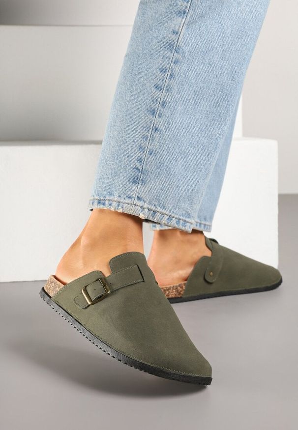 Born2be - Zielone Klapki w Stylu Chodaków z Klamrami Uliadriela. Okazja: na co dzień, na imprezę, na spacer. Kolor: zielony. Materiał: jeans. Sezon: lato. Styl: klasyczny, casual