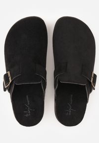 Renee - Czarne Klapki Chodaki Ozdobione Paskiem z Klamrą Ploraria. Okazja: na co dzień. Kolor: czarny. Materiał: jeans. Wzór: aplikacja. Styl: retro, casual #7