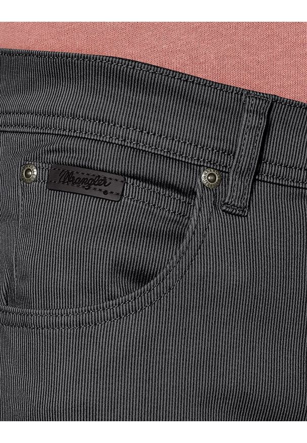 Wrangler - WRANGLER TEXAS MĘSKIE SPODNIE MATERIAŁOWE W PASKI NAVY GREY W121XA134 112126247. Materiał: materiał. Wzór: paski