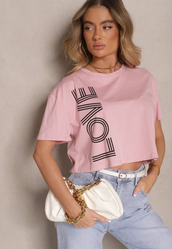 Renee - Różowy T-shirt z Bawełny o Krótkim Kroju Ozdobiony Napisem Sannovia. Okazja: na co dzień. Kolor: różowy. Materiał: bawełna. Długość: krótkie. Wzór: napisy, aplikacja. Styl: klasyczny, casual