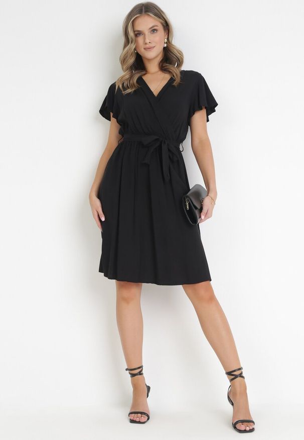 Born2be - Czarna Sukienka z Wiskozy i Wiązanym Paskiem Gariela. Kolor: czarny. Materiał: wiskoza. Typ sukienki: kopertowe