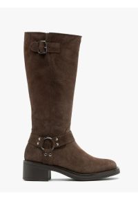 Ryłko - Brązowe kozaki biker boots ze skóry welurowej. Zapięcie: zamek. Kolor: brązowy. Materiał: skóra, welur. Szerokość cholewki: normalna. Obcas: na obcasie. Styl: street. Wysokość obcasa: średni #1
