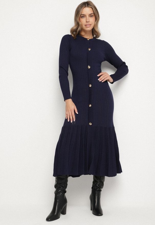 Born2be - Granatowa Taliowana Sukienka z Wiskozą z Guzikami i Rozkloszowanym Dołem Faratila. Okazja: na co dzień. Kolor: niebieski. Materiał: wiskoza. Styl: klasyczny, casual, elegancki