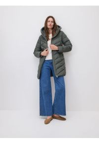 Reserved - Pikowana kurtka - zielony. Kolor: zielony. Materiał: tkanina. Długość: długie. Wzór: gładki