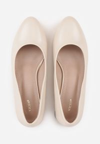 Born2be - Beżowe Czółenka VICES na Niskim Słupku z Geometrycznym Zdobieniem Olivesa. Okazja: na co dzień, na ślub cywilny, na wesele, do pracy, na spotkanie biznesowe. Nosek buta: okrągły. Kolor: beżowy. Wzór: geometria, aplikacja. Obcas: na słupku. Styl: klasyczny, casual, biznesowy, elegancki. Wysokość obcasa: średni #7