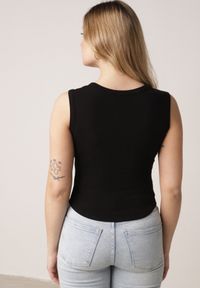 Born2be - Czarny Dopasowany Top Bez Rękawów z Wiskozy z Kwadratowym Dekoltem Madu. Okazja: na spacer. Typ kołnierza: dekolt kwadratowy. Kolor: czarny. Materiał: wiskoza. Długość rękawa: bez rękawów. Sezon: lato. Styl: elegancki, klasyczny #4