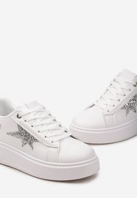 Born2be - Białe Sneakersy z Ekoskóry na Platformie z Brokatową Gwiazdką Lominia. Okazja: na co dzień. Kolor: biały. Obcas: na platformie