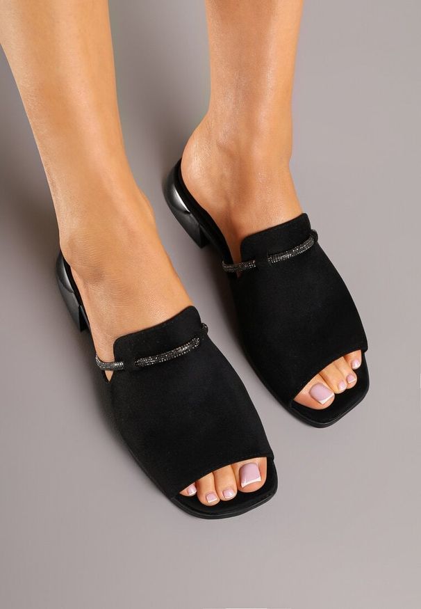 Renee - Czarne Klapki Vices z Cyrkoniami Tilindrea. Kolor: czarny. Wzór: aplikacja. Styl: elegancki