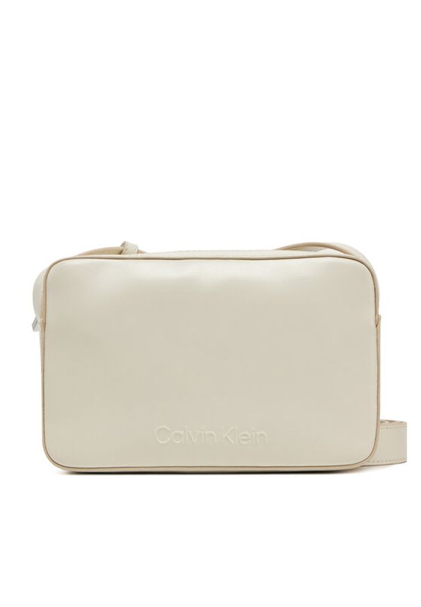 Calvin Klein Torebka Embossed Logo Camera Bag K60K612555 Beżowy. Kolor: beżowy. Materiał: skórzane