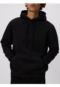 Reserved - Bluza regular z kapturem - czarny. Kolor: czarny. Materiał: dzianina, bawełna #1