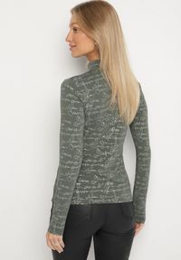 Born2be - Zielona Bluzka z Bawełny w Stylu Longsleeve z Półgolfem w Literowy Nadruk Azelenia. Okazja: na co dzień. Kolor: zielony. Materiał: bawełna. Długość rękawa: długi rękaw. Wzór: nadruk. Styl: casual #7