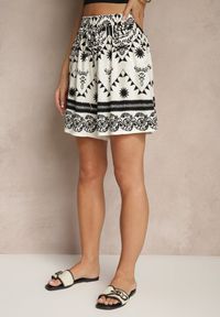 Renee - Czarne Szorty High Waist z Abstrakcyjnym Wzorem Filasena. Okazja: na co dzień. Stan: podwyższony. Kolor: czarny. Sezon: lato. Styl: casual #5