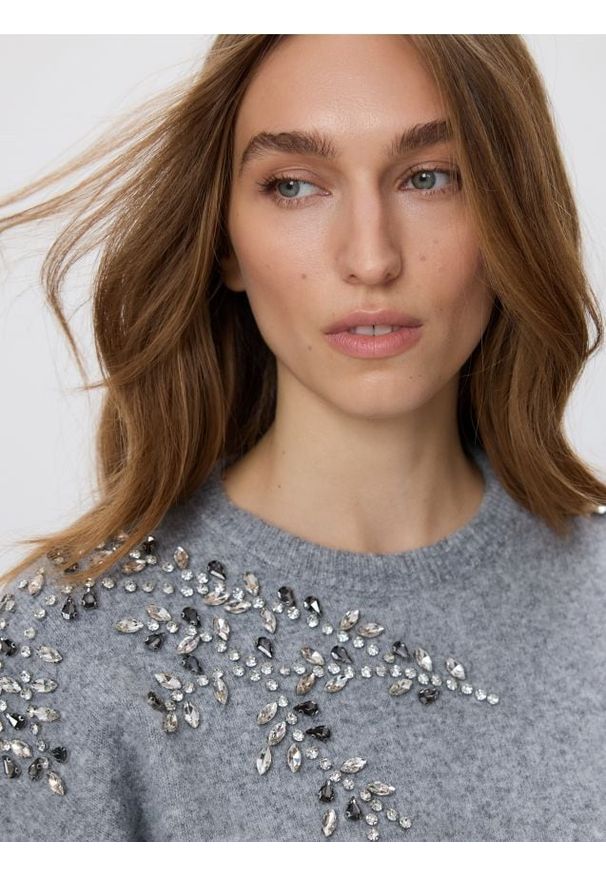 Reserved - Sweter z ozdobnymi aplikacjami - jasnoszary. Kolor: szary. Materiał: dzianina, wełna. Wzór: aplikacja