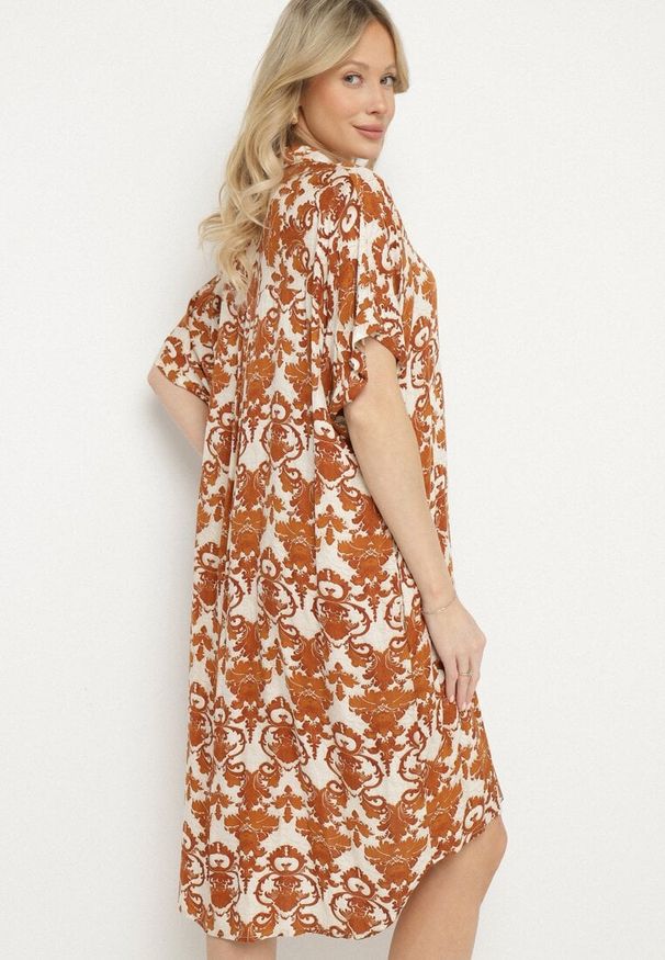 Born2be - Brązowa Pudełkowa Sukienka Koszulowa z Wiskozy w Ornamentalny Print Vanisse. Okazja: na co dzień. Kolor: brązowy. Materiał: wiskoza. Długość rękawa: krótki rękaw. Wzór: nadruk. Sezon: wiosna, lato. Typ sukienki: koszulowe. Styl: casual