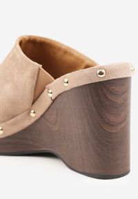 Born2be - Ciemnobeżowe Klapki Drewniaki z Imitacji Zamszu na Koturnie Zdobione Nitami Edraele. Okazja: na co dzień. Kolor: beżowy. Materiał: zamsz. Wzór: aplikacja. Obcas: na koturnie. Styl: boho, casual, klasyczny, elegancki #8