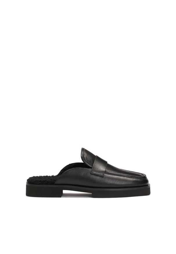 Kazar - Skórzane klapki na płaskiej podeszwie. Okazja: na spotkanie biznesowe, do pracy. Kolor: czarny. Materiał: skóra. Sezon: lato. Obcas: na płaskiej podeszwie. Styl: elegancki, biznesowy. Wysokość obcasa: niski