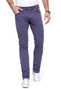 Wrangler - WRANGLER SPODNIE MĘSKIE GREENSBORO DUSK PURPLE W15QRU25K. Materiał: jeans