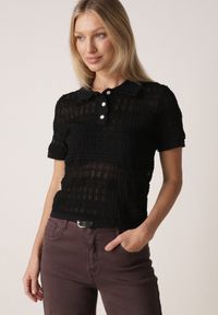 Born2be - Czarna Szydełkowa Bluzka z Wiskozy z Guzikami i Kołnierzykiem Calime. Okazja: na co dzień. Kolor: czarny. Materiał: wiskoza. Styl: casual, klasyczny #1