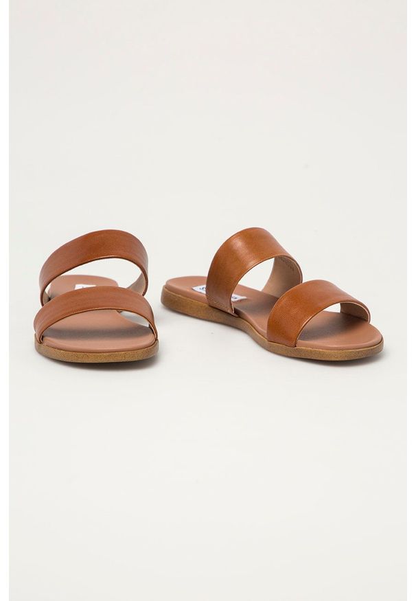 Steve Madden - Klapki Dual. Kolor: brązowy. Materiał: materiał, guma