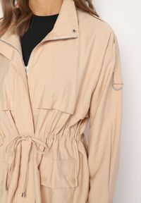Born2be - Ciemnobeżowa Kurtka Parka z Bawełną Ściągana w Pasie Troczkiem Zapinana na Napy Velethra. Okazja: na co dzień. Kolor: beżowy. Materiał: bawełna. Styl: casual #7