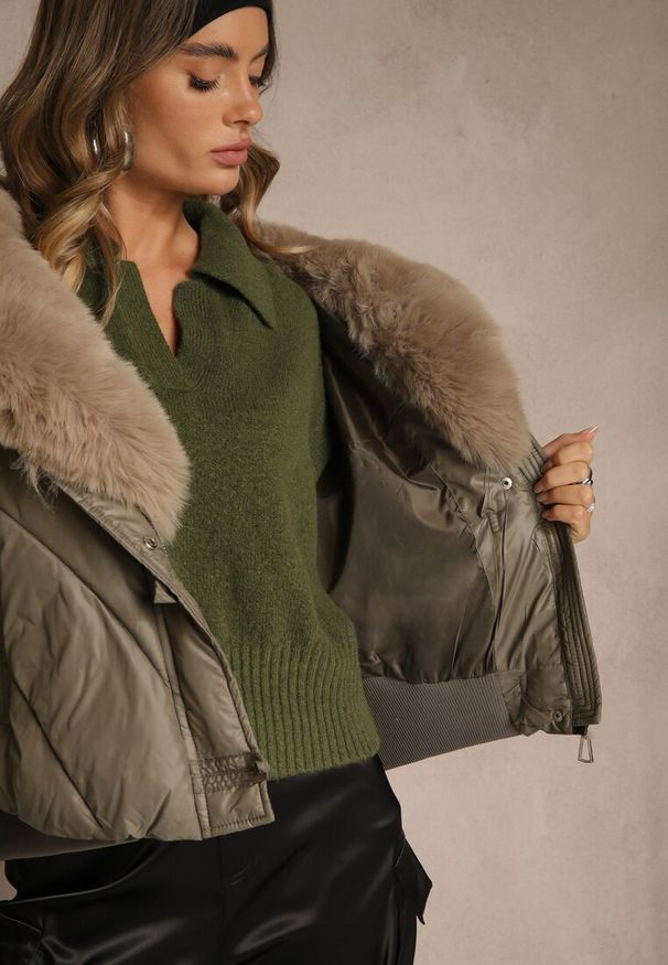 Renee - Ciemnozielona Pudełkowa Kurtka z Pikowanymi Przeszyciami i Kapturem z Futrem Ruvitta. Okazja: na co dzień. Kolor: zielony. Materiał: futro. Sezon: zima. Styl: casual, elegancki