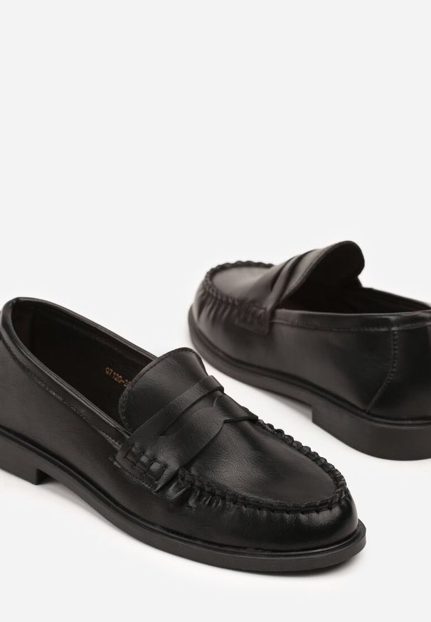 Renee - Czarne Mokasyny Vices z Marszczeniem i Wkładką ze Skóry Naturalnej Mestia. Okazja: na co dzień. Kolor: czarny. Materiał: skóra. Styl: elegancki, casual, klasyczny
