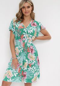 Born2be - Zielona Sukienka Mini z Kopertową Górą i Gumką w Pasie Keasia. Typ kołnierza: dekolt kopertowy. Kolor: zielony. Typ sukienki: kopertowe. Długość: mini #3