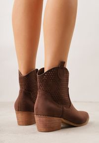 Born2be - Brązowe Ażurowe Botki Vices w Stylu Kowbojek na Obcasie Norfedi. Okazja: na co dzień. Nosek buta: szpiczasty. Kolor: brązowy. Materiał: jeans. Wzór: ażurowy. Obcas: na obcasie. Styl: casual, boho. Wysokość obcasa: średni #8