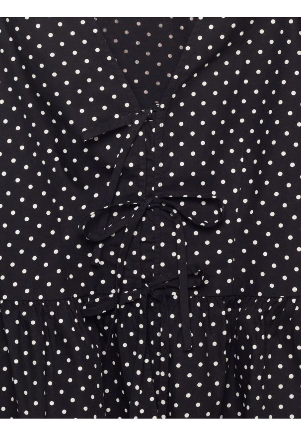 Big-Star - Bluzka damska z baskinką w kropki czarna Sori 906. Typ kołnierza: dekolt w kształcie V. Kolor: czarny. Materiał: bawełna. Wzór: kropki. Styl: klasyczny, elegancki
