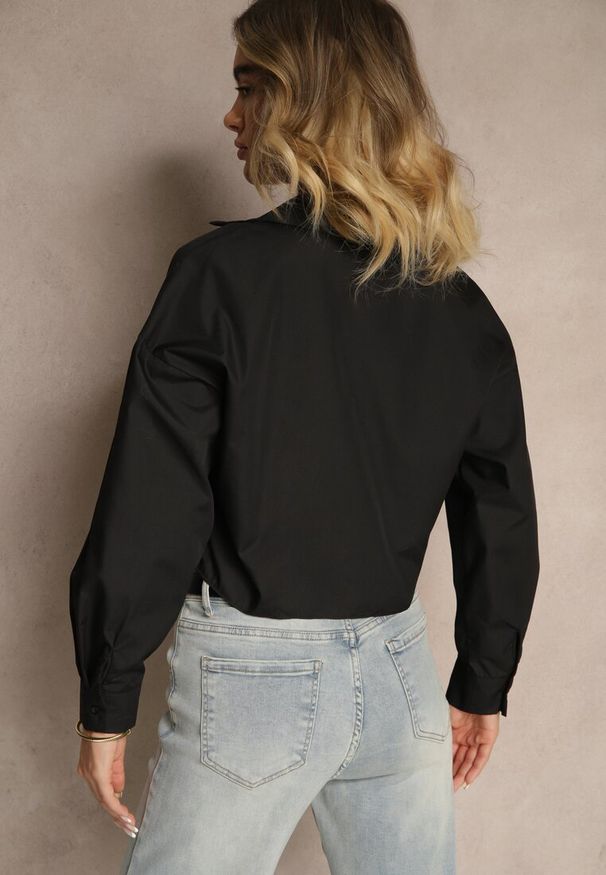 Renee - Czarna Krótka Koszula z Bawełny z Wiązaniem i Ozdobnymi Guzikami Liliarne. Okazja: na co dzień. Kolor: czarny. Materiał: bawełna. Długość: krótkie. Styl: casual, elegancki