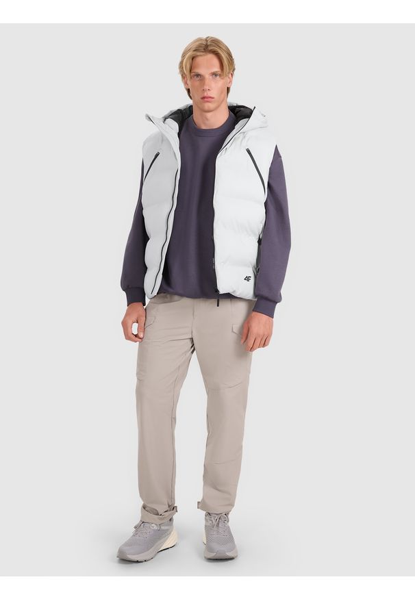 4f - 4F Bezrękawnik puchowy z wypełnieniem syntetycznym męski - szary S. Okazja: na co dzień. Typ kołnierza: kaptur. Kolor: szary. Materiał: syntetyk, puch. Długość rękawa: bez rękawów. Długość: długie. Styl: klasyczny, casual, sportowy