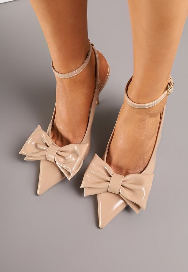 Born2be - Ciemnobeżowe Sandały na Obcasie Vices z Ozdobną Kokardką Florozia. Okazja: na wesele, na ślub cywilny. Zapięcie: bez zapięcia. Kolor: beżowy. Obcas: na obcasie. Styl: klasyczny, elegancki. Wysokość obcasa: średni