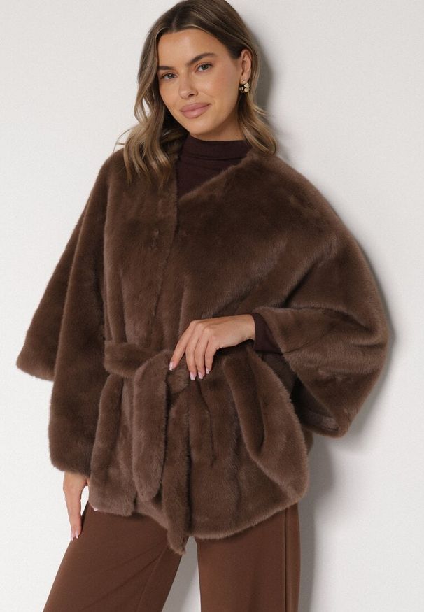 Born2be - Brązowe Ponczo z Futerkiem i Wiązanym Paskiem Monalena. Okazja: do pracy, na co dzień, na spotkanie biznesowe. Kolor: brązowy. Materiał: futro. Styl: casual, elegancki, biznesowy