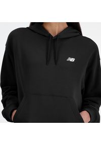 Bluza damska New Balance WT41507BK – czarna. Okazja: na co dzień. Typ kołnierza: kaptur. Kolor: czarny. Materiał: poliester, prążkowany, bawełna, dresówka. Styl: klasyczny, casual #5