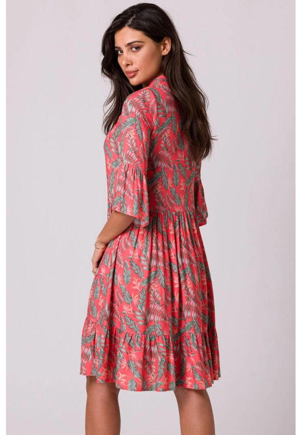 Sukienki.shop - Sukienka rozkloszowana z falbaną z nadrukiem koszulowa. Okazja: na co dzień, na randkę. Wzór: nadruk. Typ sukienki: koszulowe. Styl: wizytowy, casual