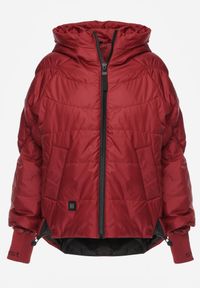 Born2be - Czerwona Przejściowa Kurtka Pikowana z Kapturem i Napisami na Rękawach Althone. Okazja: na co dzień. Typ kołnierza: kaptur. Kolor: czerwony. Materiał: poliester. Wzór: napisy. Styl: casual #5