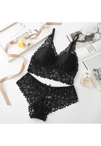 Intica - Komplet bielizny koronkowej braletka i figi na co dzień Jungeun. Stan: podwyższony. Kolor: czarny. Materiał: koronka. Wzór: aplikacja