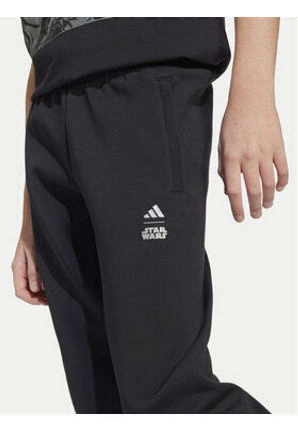 Adidas - adidas Spodnie dresowe Star Wars The Mandalorian™ JF3635 Czarny Regular Fit. Kolor: czarny. Materiał: bawełna. Wzór: motyw z bajki