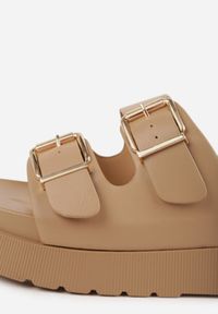 Born2be - Ciemnobeżowe Klapki na Grubej Podeszwie z Dwoma Klamrami Xenienne. Okazja: na co dzień. Kolor: beżowy. Materiał: jeans. Wzór: ażurowy. Styl: casual, klasyczny #9