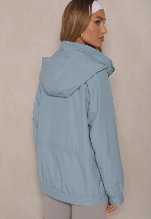 Renee - Niebieska Pudełkowa Kurtka o Kroju Parki ze Ściągaczem i Kapturem Sesailis. Okazja: na co dzień. Kolor: miętowy. Materiał: jeans. Długość rękawa: długi rękaw. Długość: długie. Wzór: aplikacja. Styl: casual, klasyczny