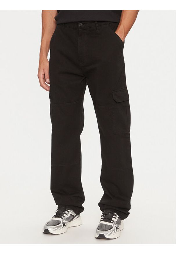 Guess Chinosy M4YB40 WGCV1 Czarny Regular Fit. Kolor: czarny. Materiał: bawełna