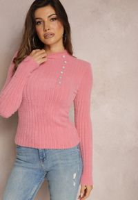 Renee - Różowy Wełniany Sweter z Biżuteryjnymi Guzikami i Dłuższym Włosiem Tuvelio. Kolor: różowy. Materiał: wełna. Długość: długie #4