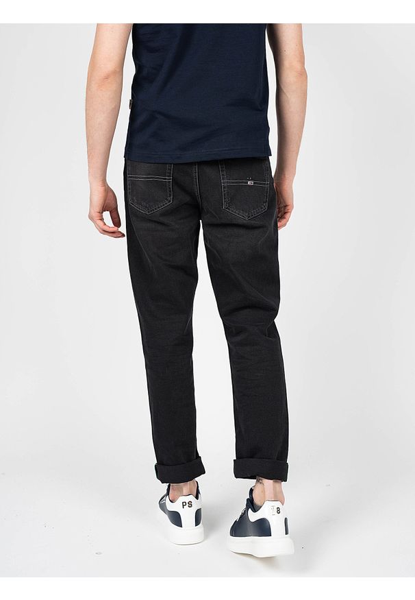 TOMMY HILFIGER - Tommy Jeans Jeansy "Dad Jean" | DM0DM11887 | Dad Jean | Mężczyzna | Czarny. Okazja: na co dzień. Kolor: czarny. Wzór: aplikacja. Styl: casual